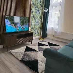 Homely One Bed On Main Road With Easy Access To Or Peak District , Heeley United Kingdom