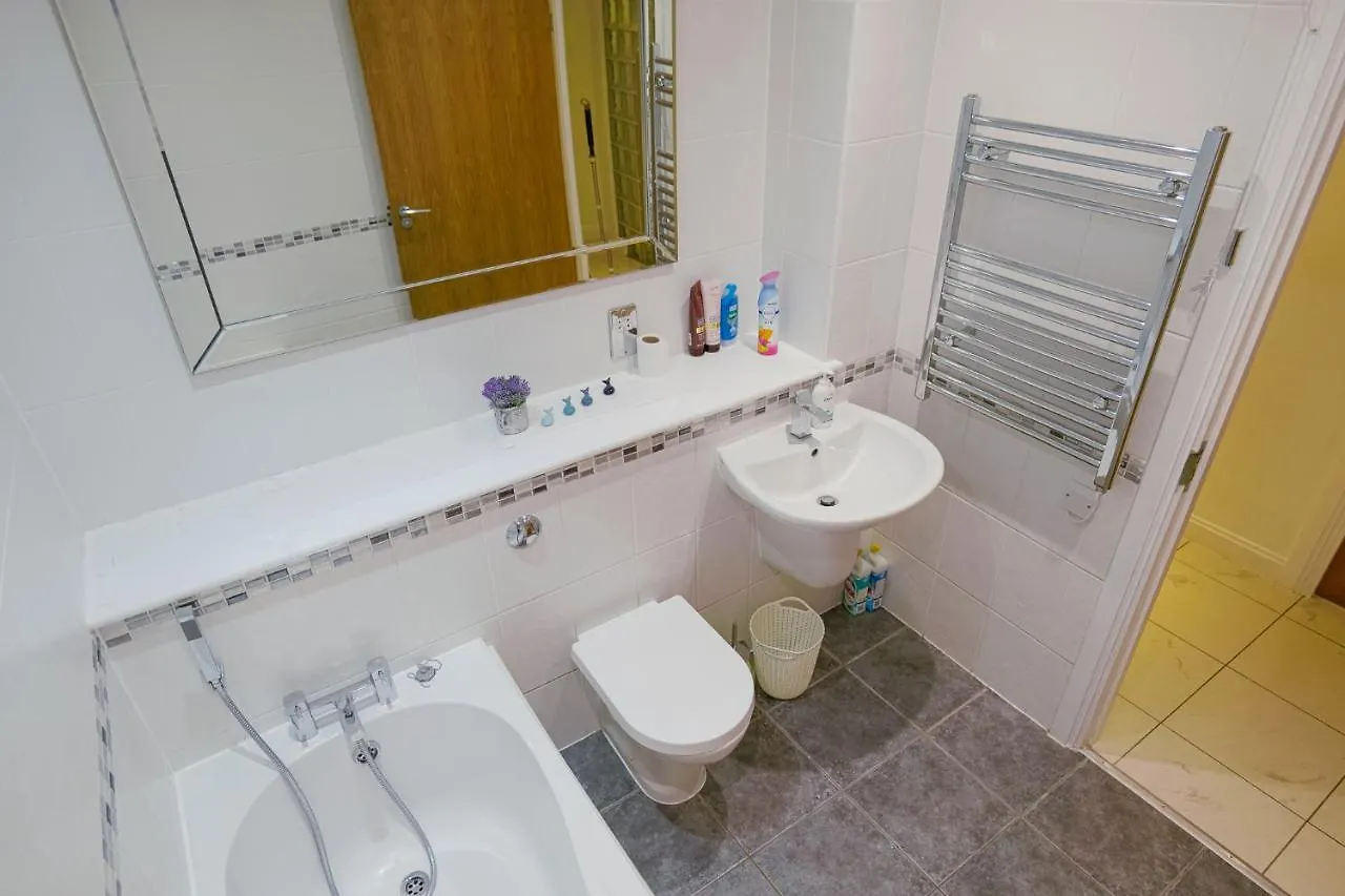 Stunning 2-Bedroom Apartment In Cardiff Bay W/Gym