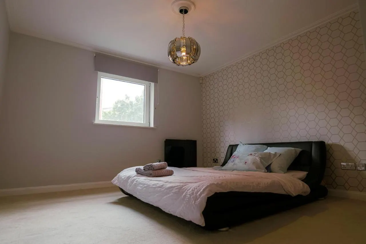 Stunning 2-Bedroom Apartment In Cardiff Bay W/Gym
